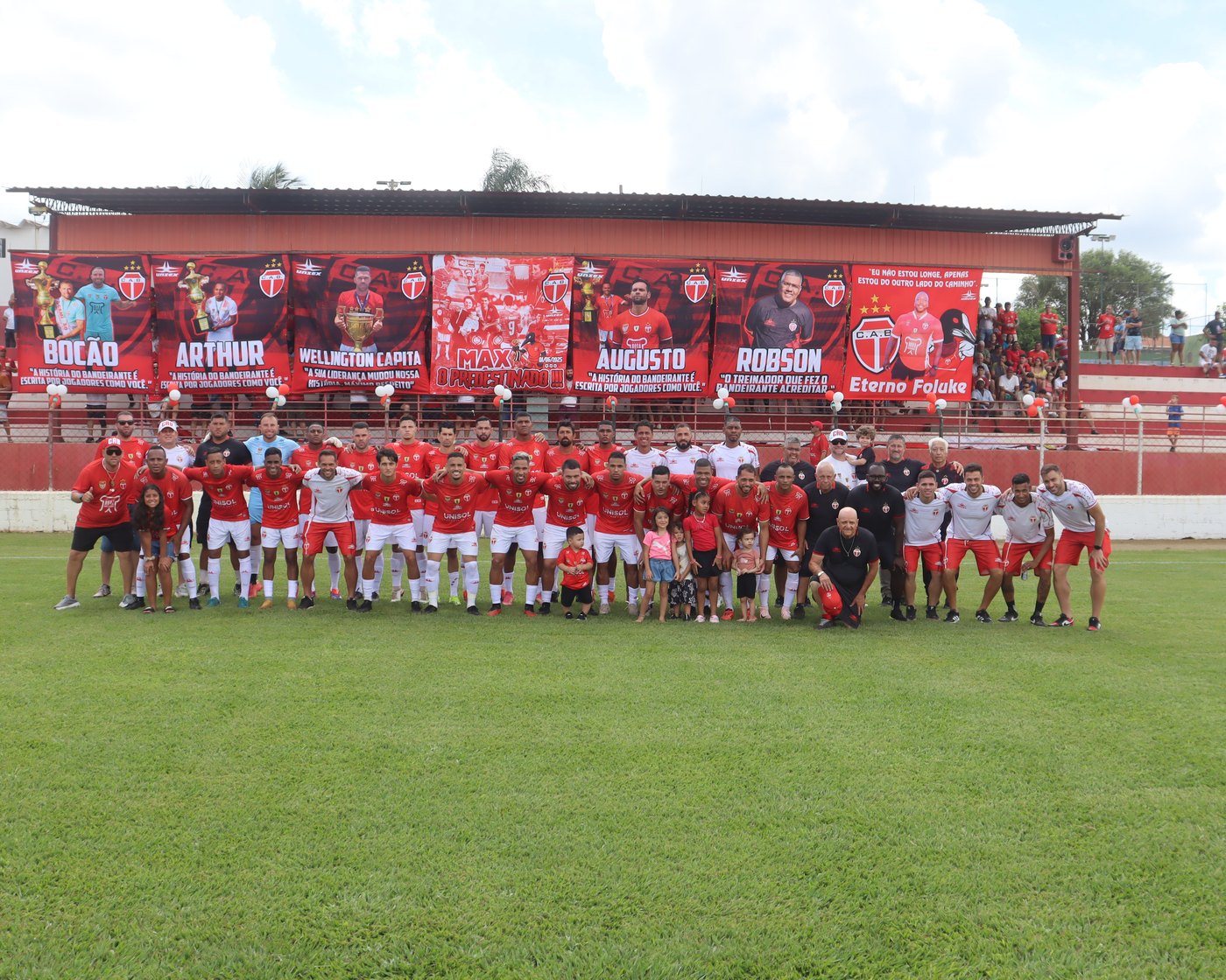 Elenco e comissão técnica do Clube Atlético Bandeirante, pentacampeão do Amador do Estado de São Paulo